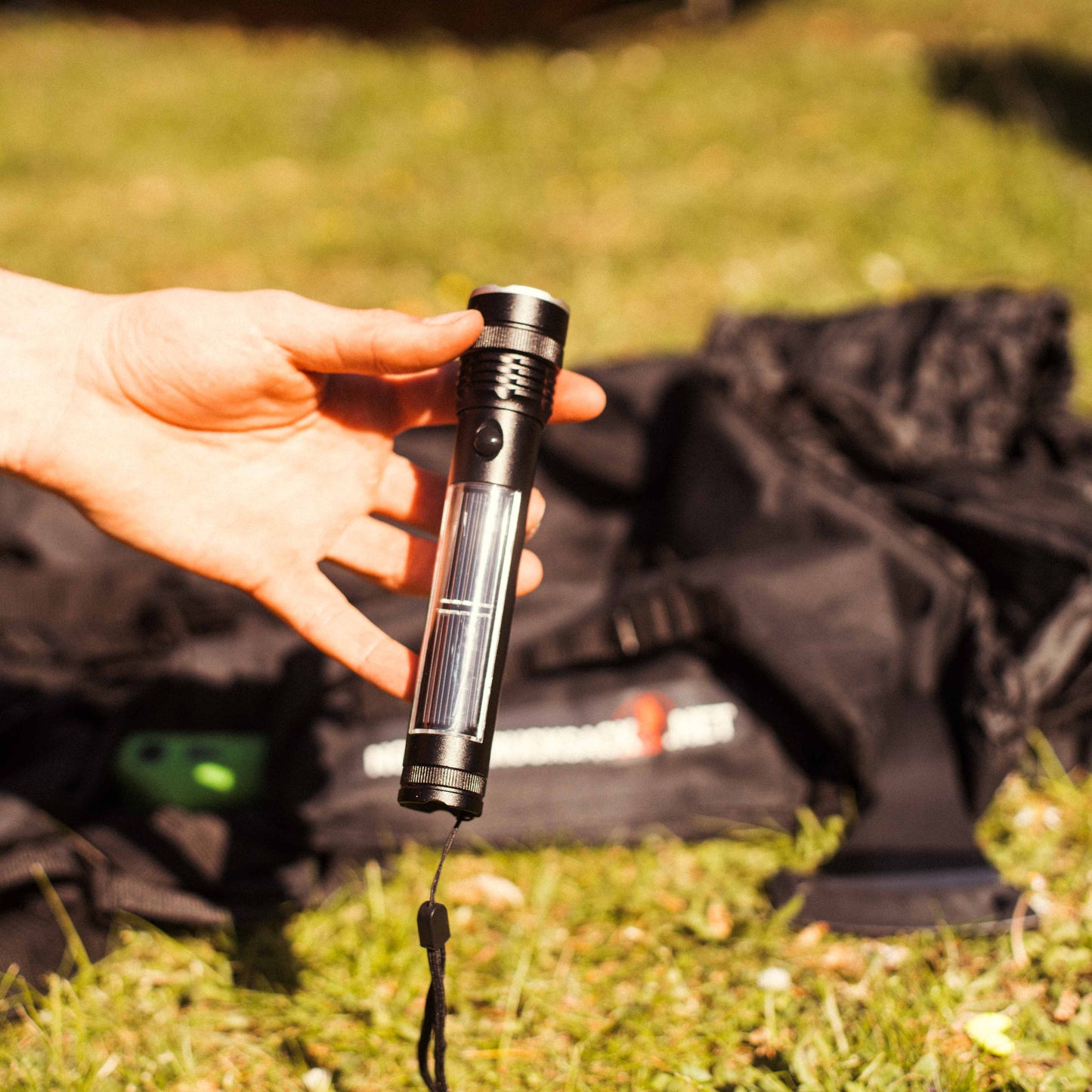 Ausverkauf Premium Solarlampe 600 Lumen - Leuchtet durch Sonnenaufladung - Solarbetrieb