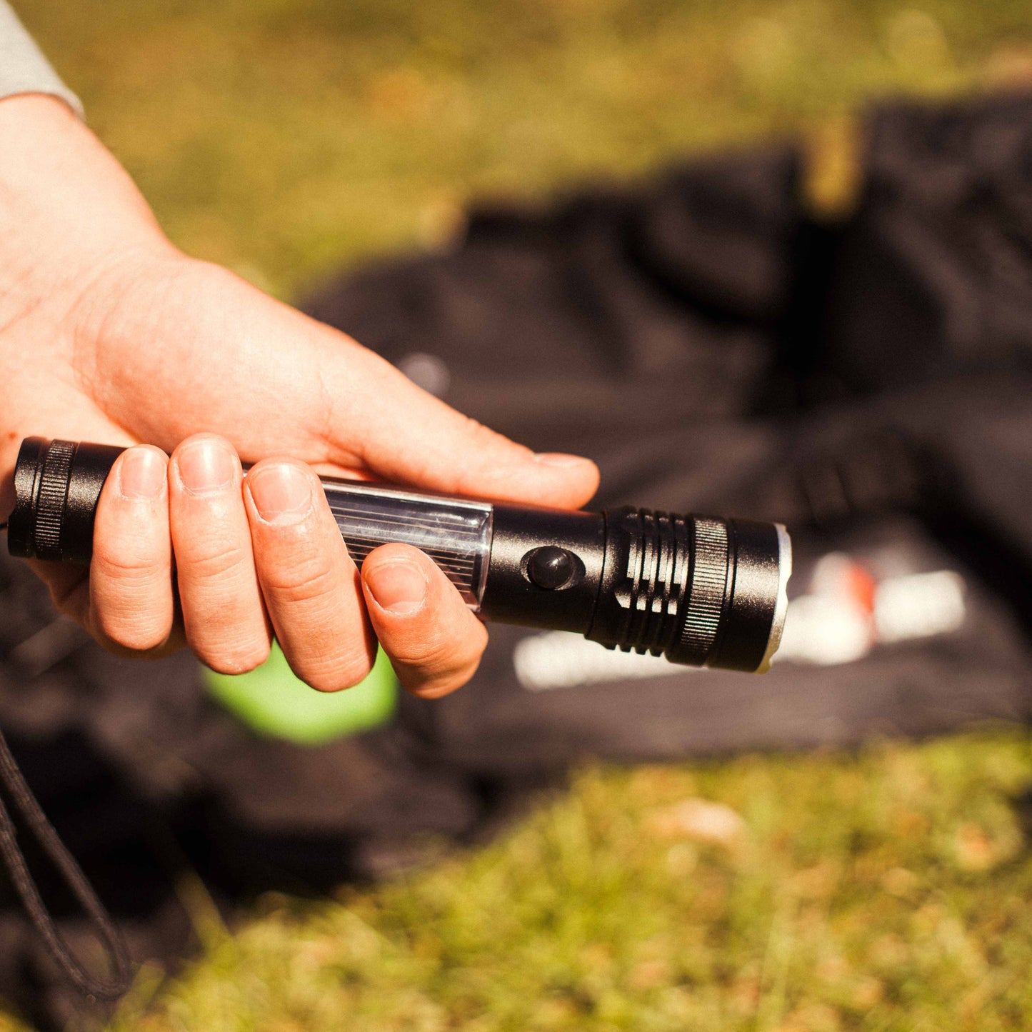 Ausverkauf Premium Solarlampe 600 Lumen - Leuchtet durch Sonnenaufladung - Solarbetrieb